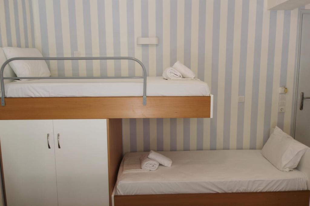 Standard quadruple room — photo 9
