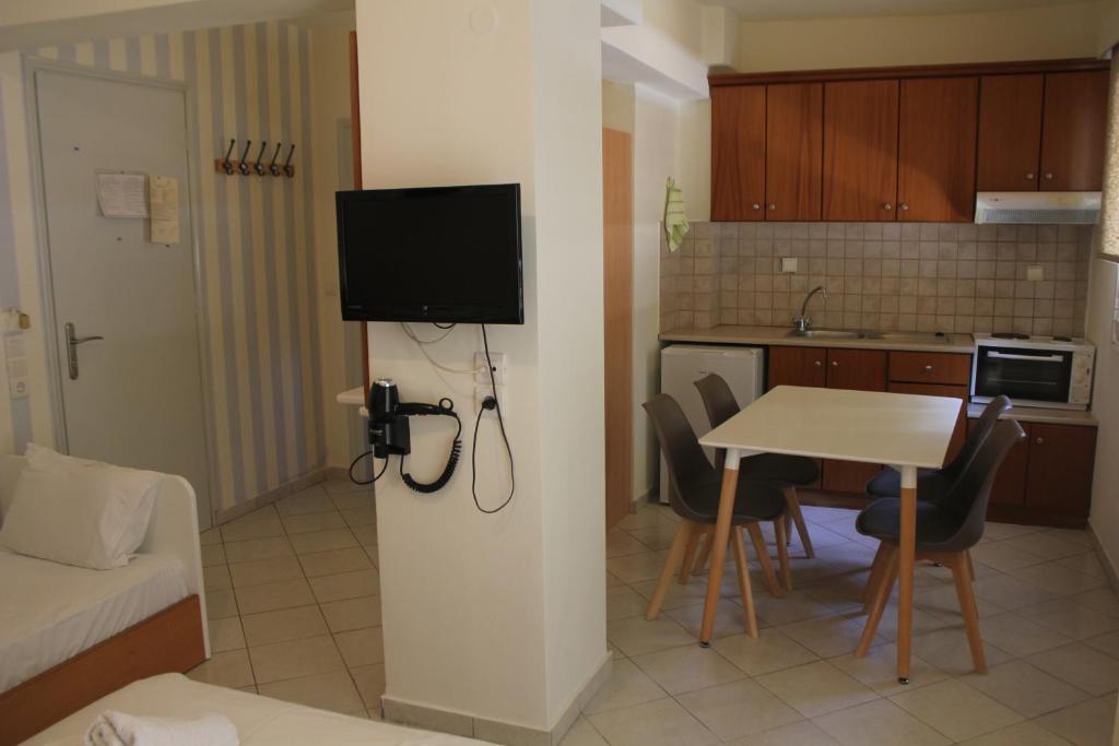 Standard quadruple room — photo 11